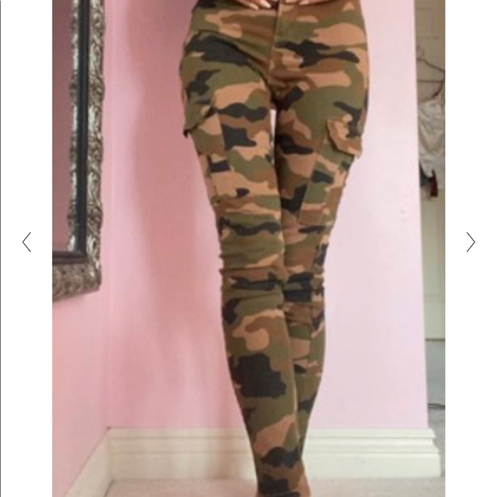 NWT - H&M High-Waisted Camo Cargo Skinny Jeans (size 6)